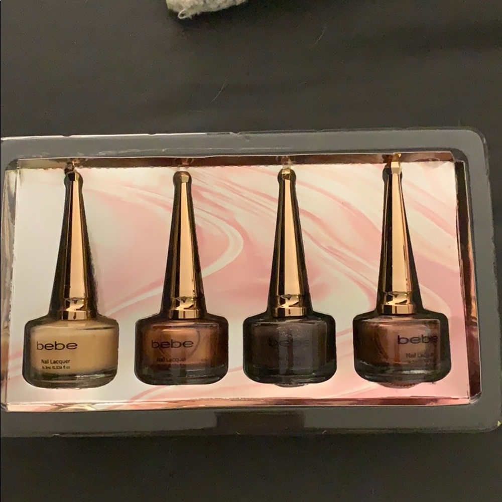 4 nails polishes